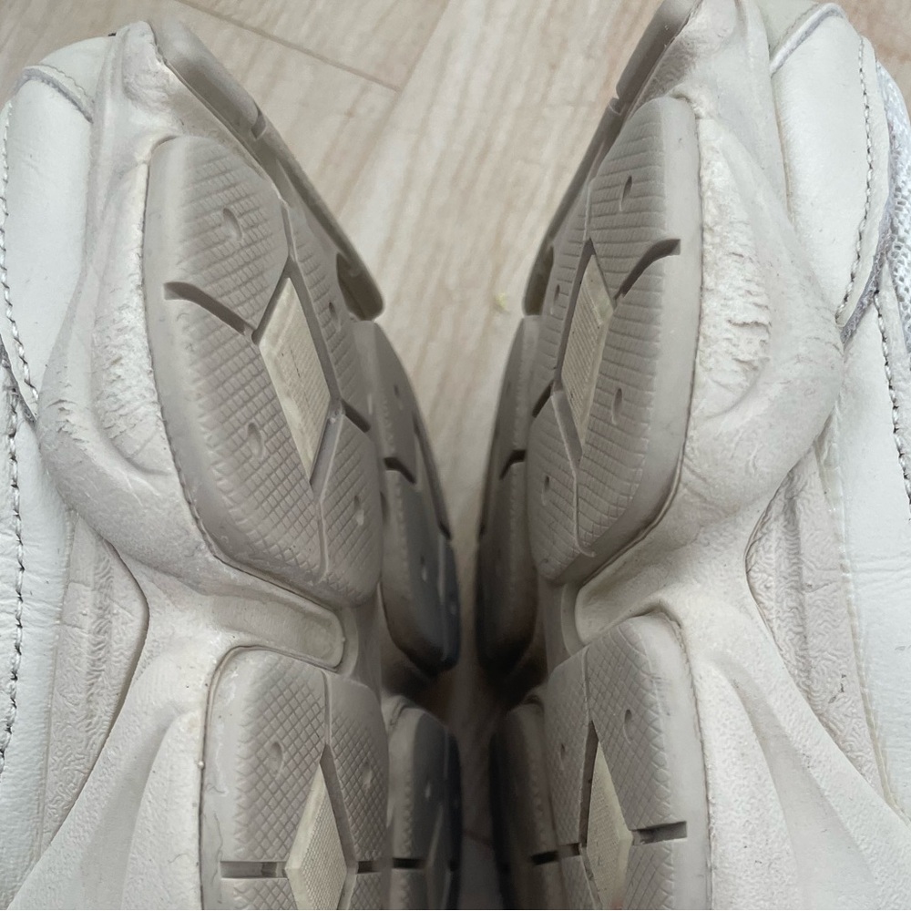 New Balance Cream and Black Sneakers - Picture 6 of 14